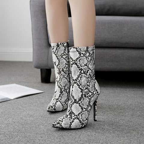 Serpentine Side Zipper Pointed Toe Ankle Boots